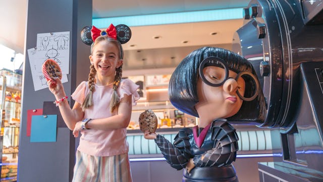 Disney Cruise Line - Guest at Edna Á La Mode Sweets, Disney Destiny