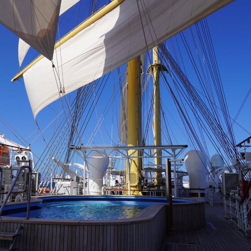 Pool deck of Tradewine Voyages Golden Horizon
