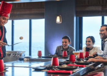 A family dining at Teppanyaki onboard Norwegian Bliss