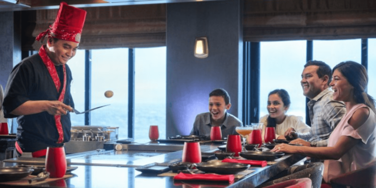 A family dining at Teppanyaki onboard Norwegian Bliss