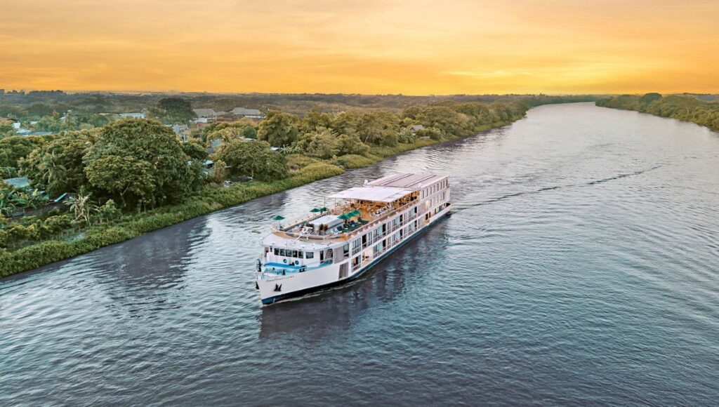 AmaMagdalena sailing in Columbia