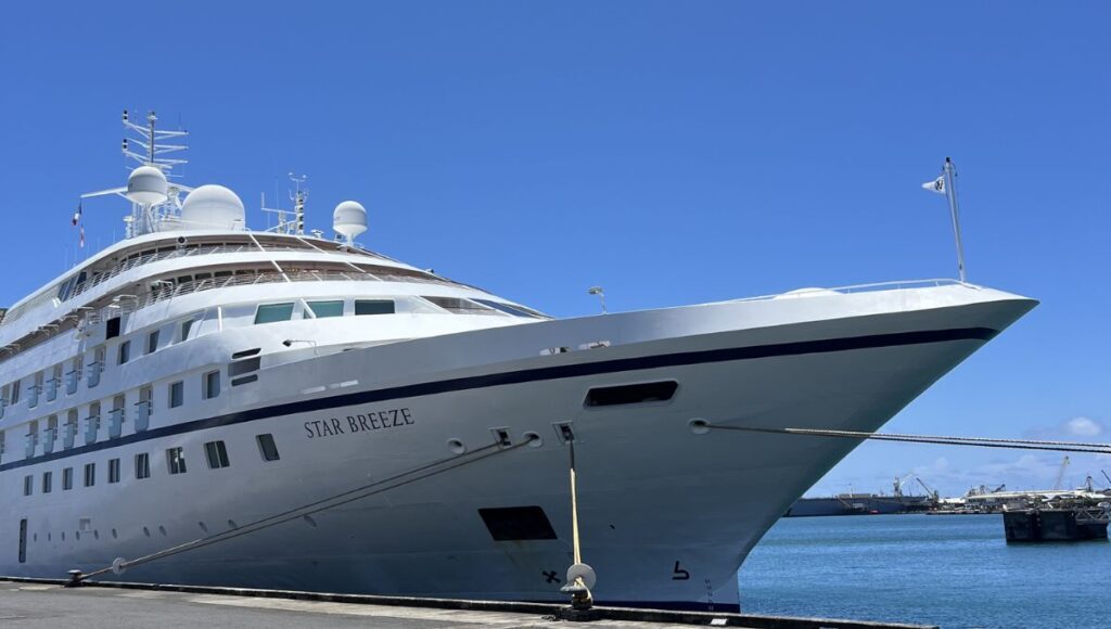 Windstar Star Breeze anchored in French Polynesia during Dreams of Tahiti cruise