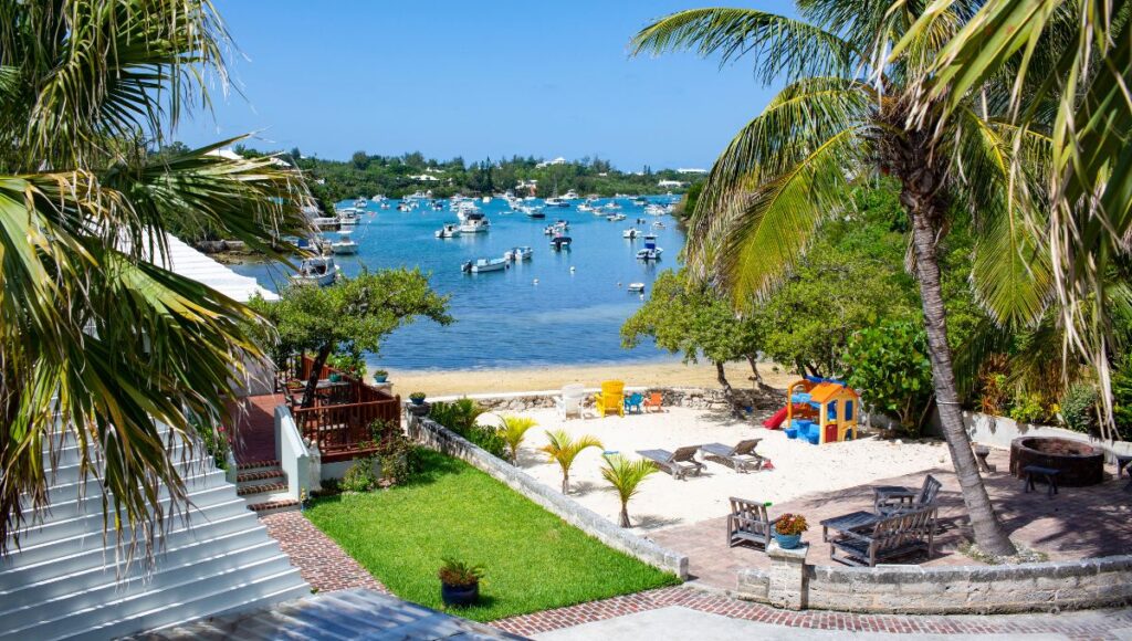 Bermuda beach, a Norwegian Luna sailing destination ·