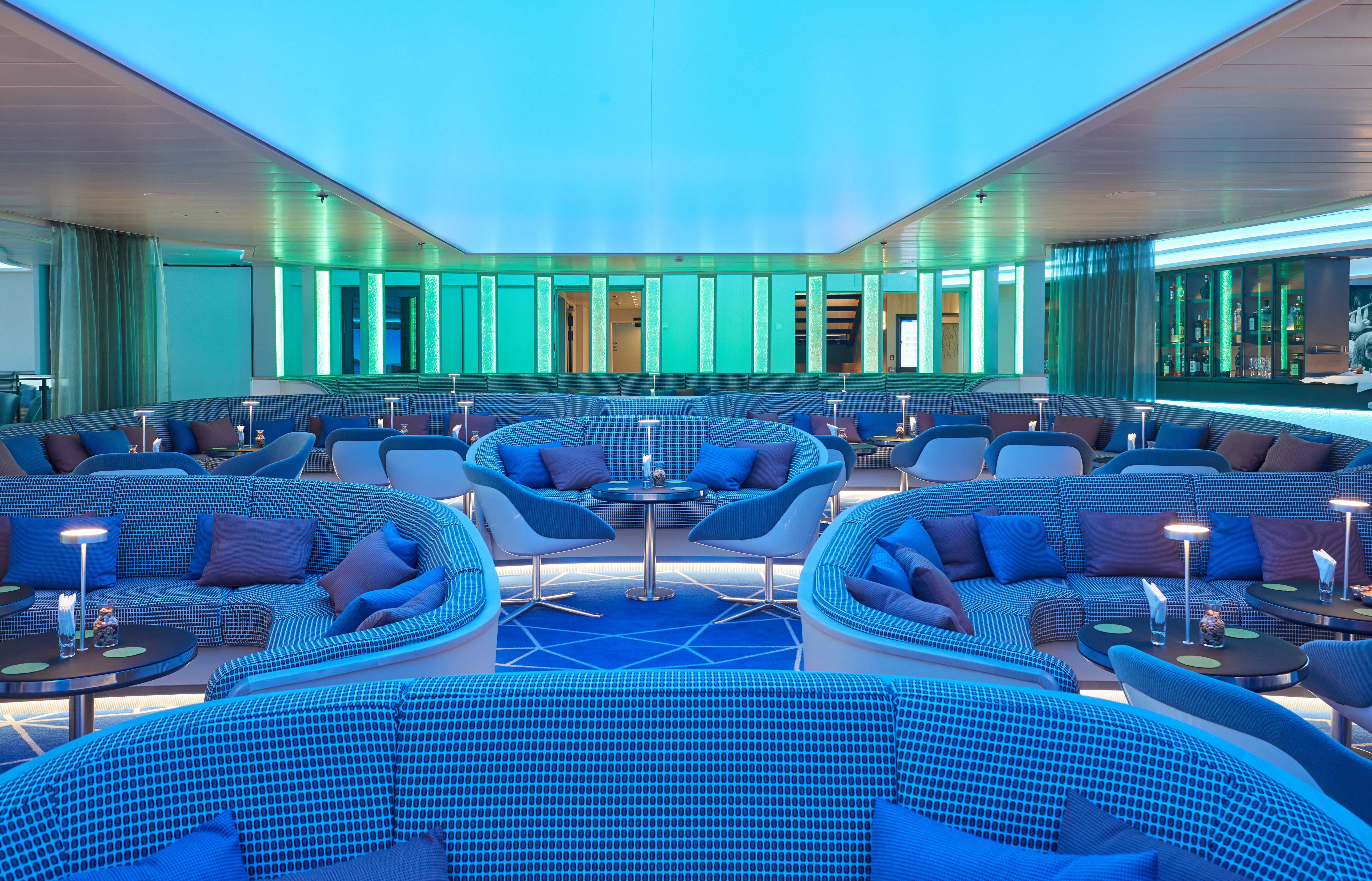Lectures, briefings and other enrichment activities are held in the HanseAtrium, the ship's social hub