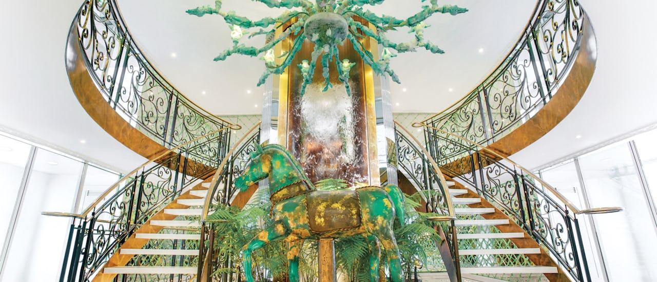 Luxury all the way - you´ll find a specially commissioned Murano glass chandelier and life-size glass horse in the lobby