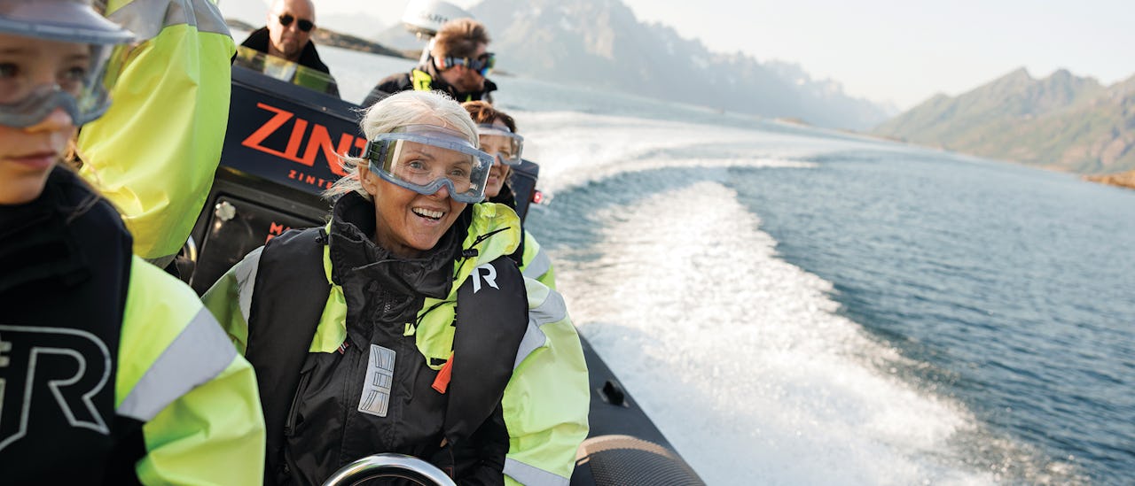 Experience the highlights of the Norwegian coast through the varied excursion program