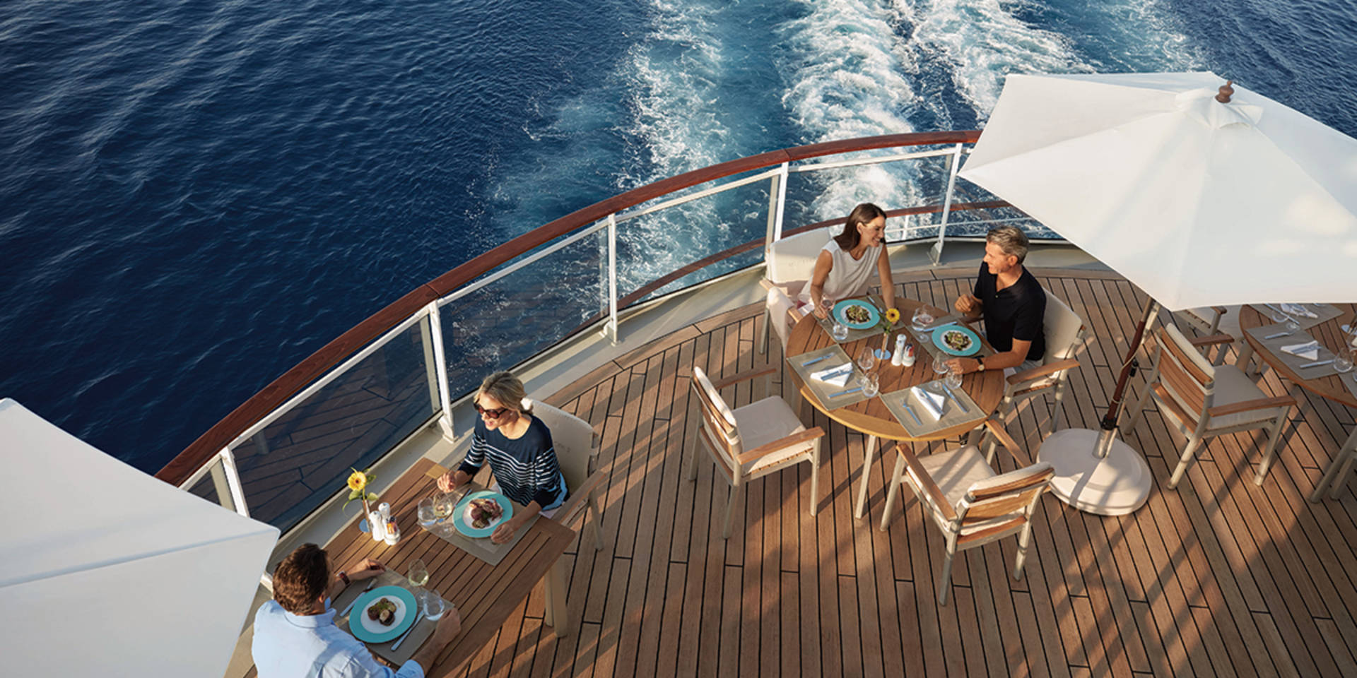 At the Yacht Club you can experience the finest cuisine and an unforgettable panoramic ocean view