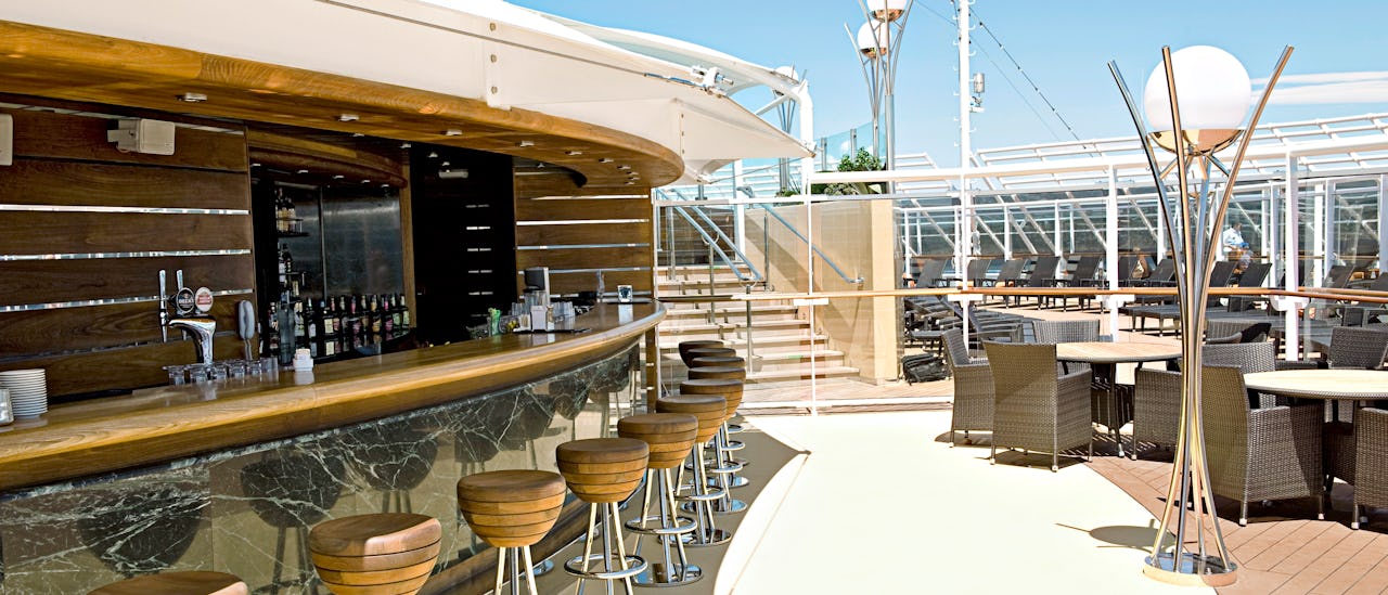 Yacht Club - The One Bar