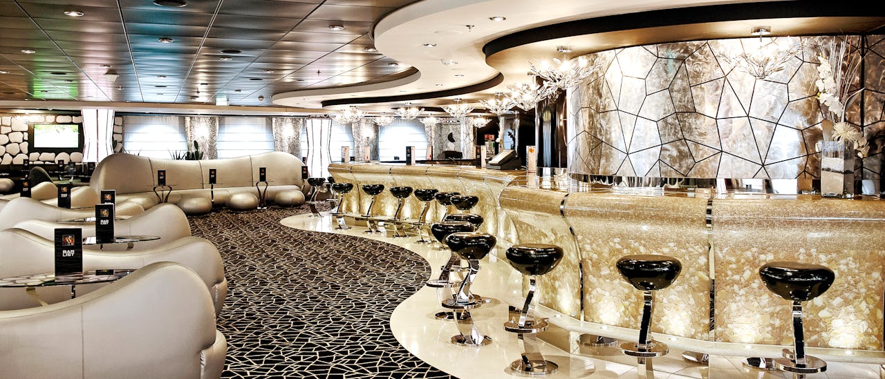 Black & White Lounge