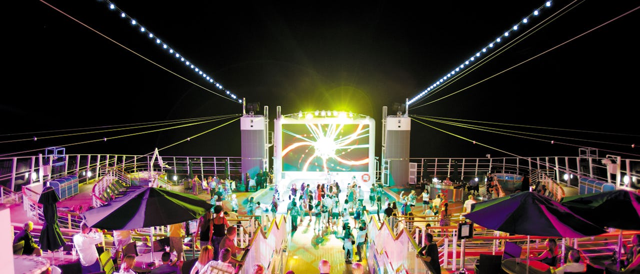 The nightclub Spice H2O with a dance floor under the stars