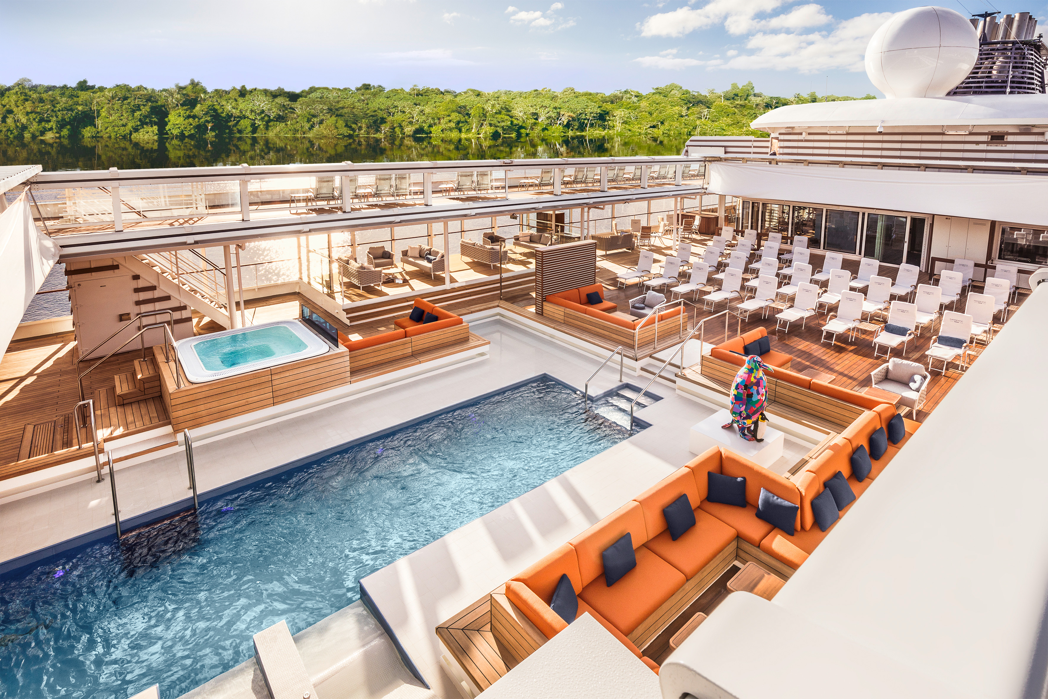 Thanks to its flexible canopy, the pool area with bar can be enjoyed whatever the weather
