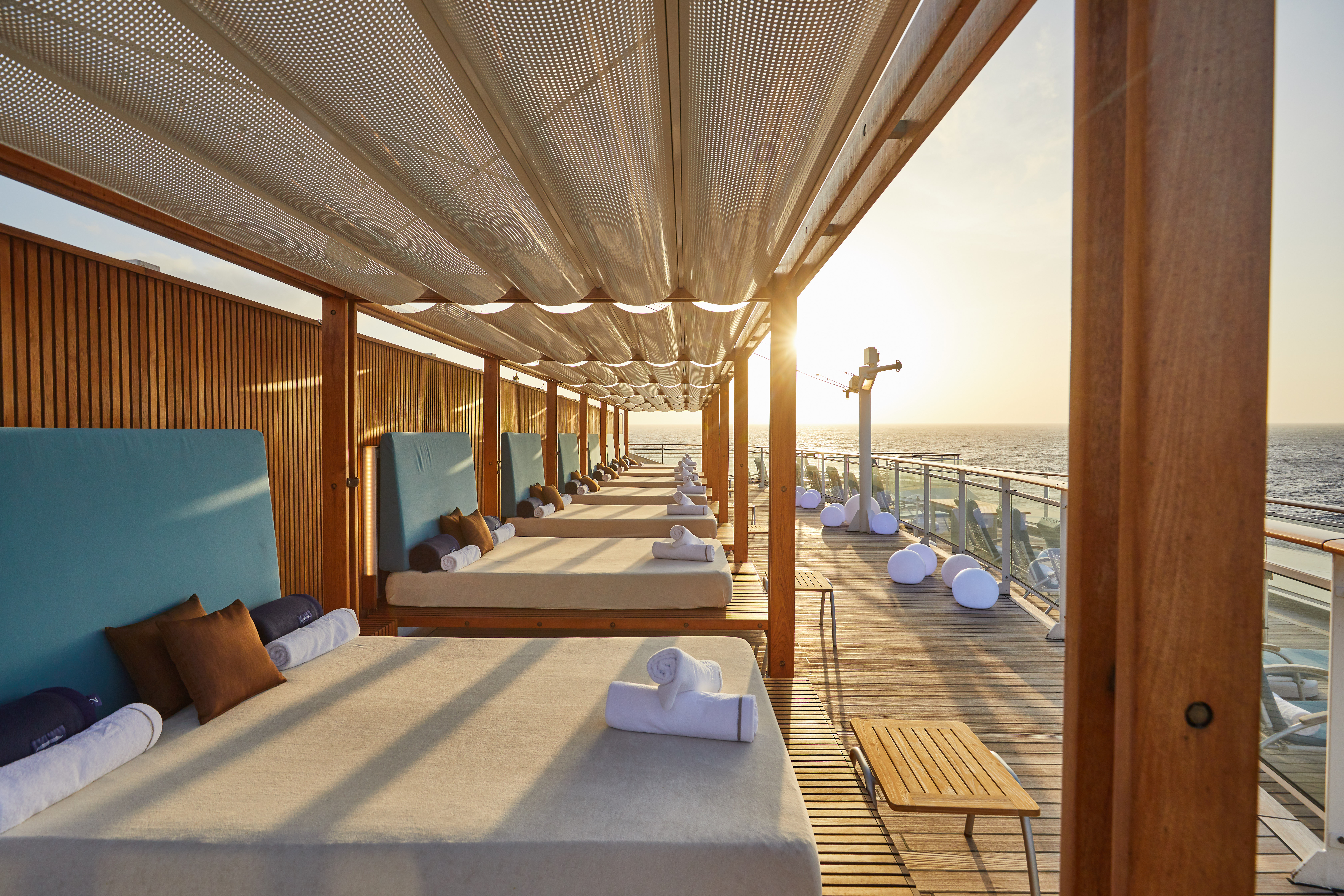 On deck 10 you´ll find several day beds with ocean view