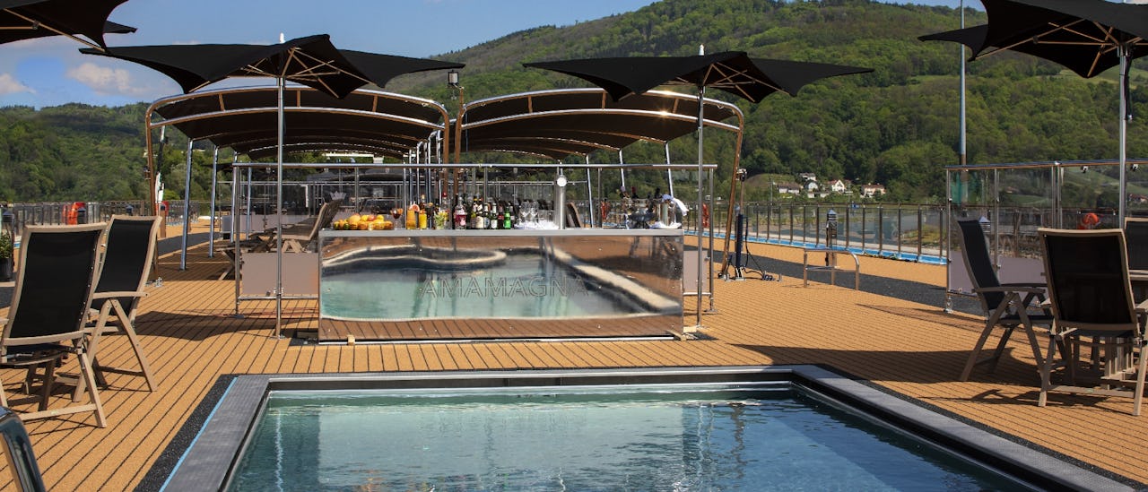 Sun Deck Swimming Pool & Sky Bar