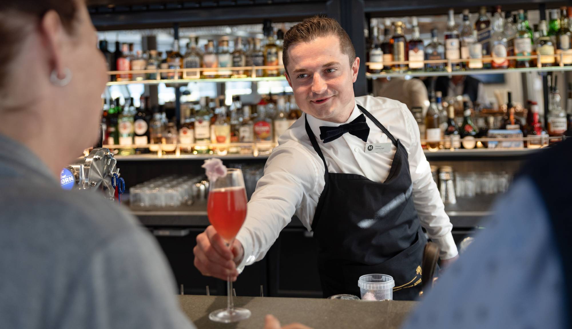 Hurtigruten Dining - Bartender in 1893 Bar