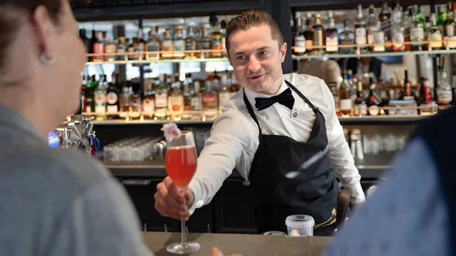 Hurtigruten Dining - Bartender in 1893 Bar