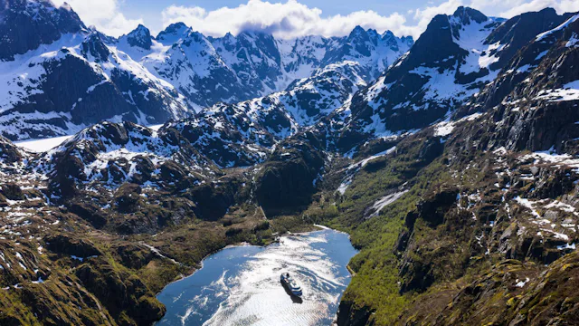 Hurtigruten - MS Polarlys in Trollfjorden