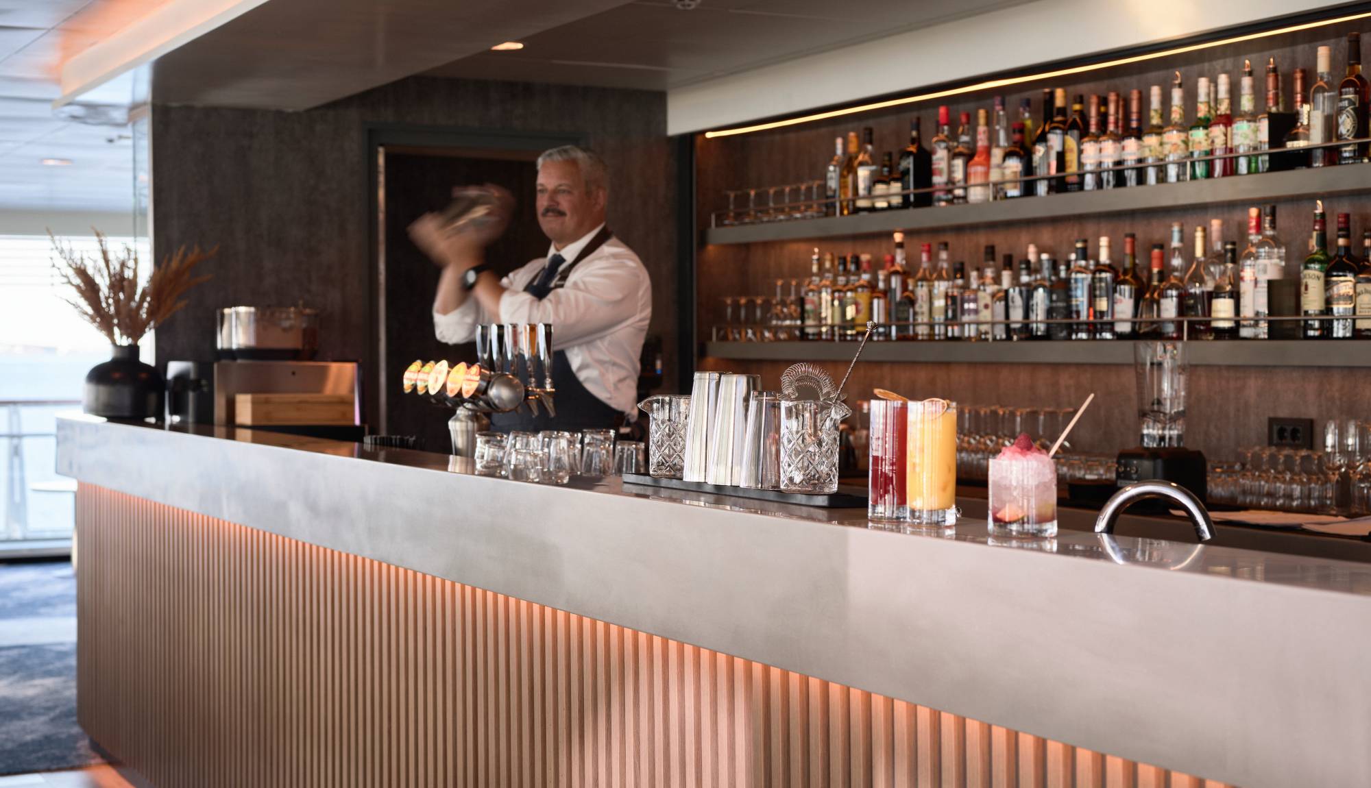 Havila Voyages - What's Included - Havblikk Bar & Lounge, deck 9