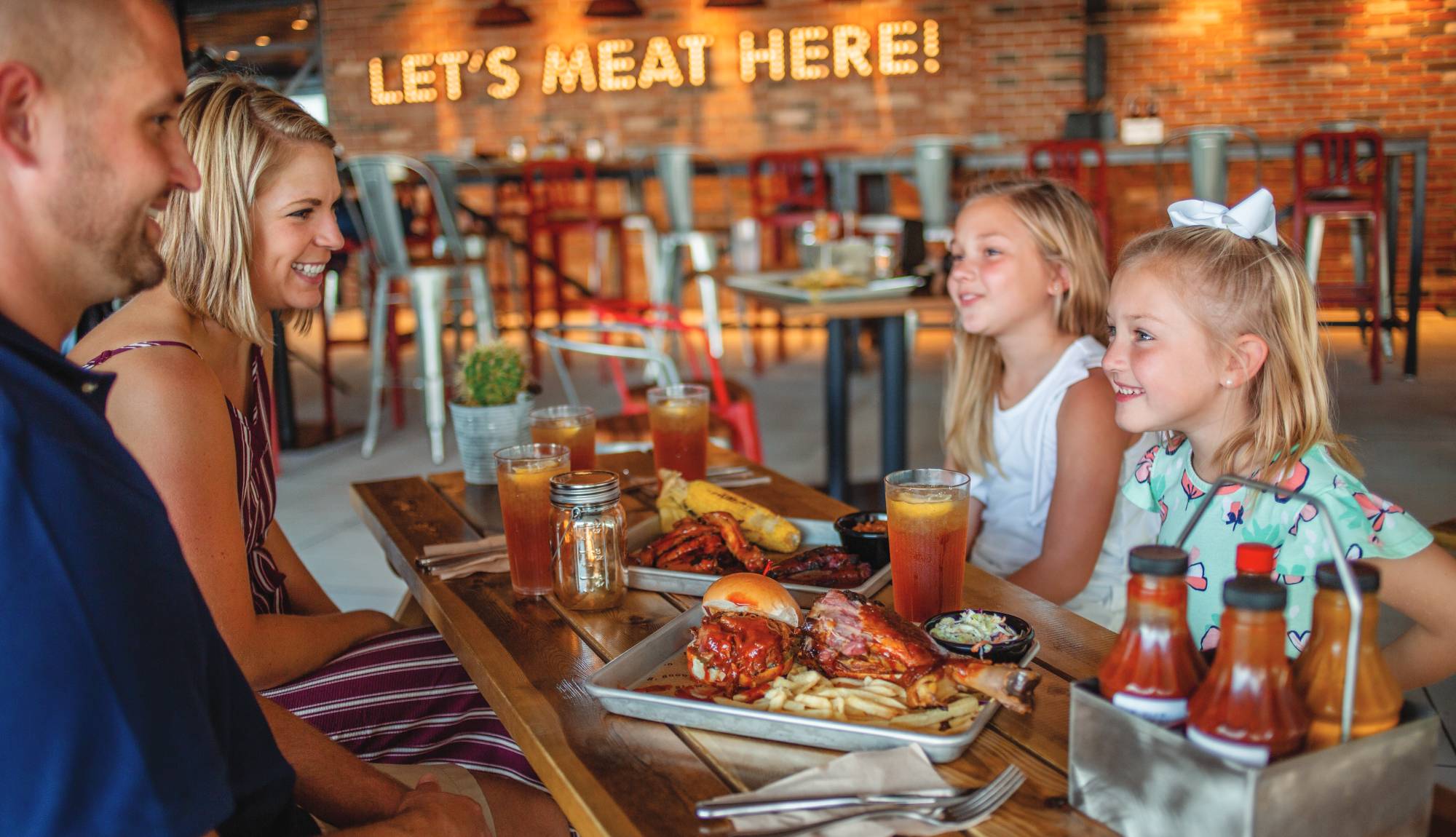 Royal Caribbean - Dining - Family having dinner at Portside BBQ