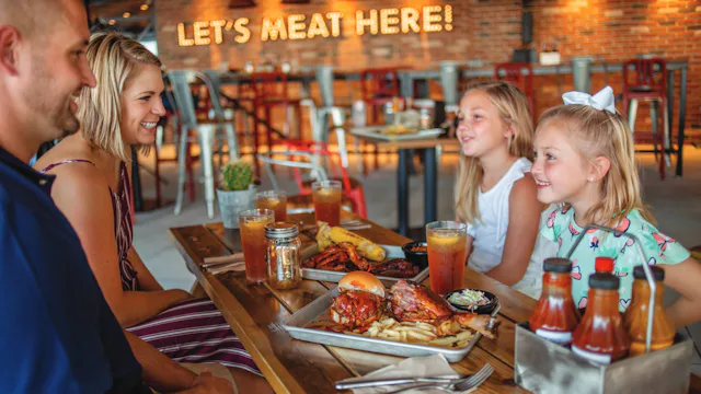 Royal Caribbean - Dining - Family having dinner at Portside BBQ