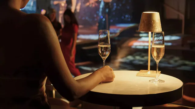 Explora Journeys - Champagne Lounge