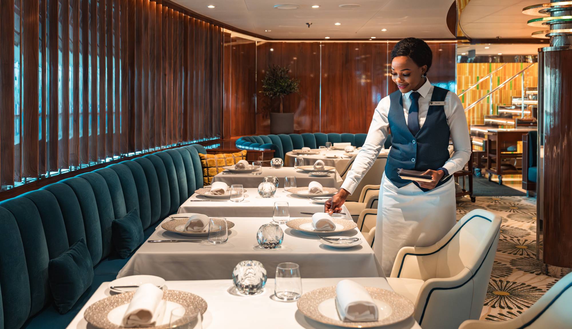 Seabourn - Server setting table