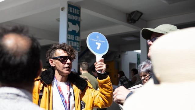 Guide holding shore excursion paddle