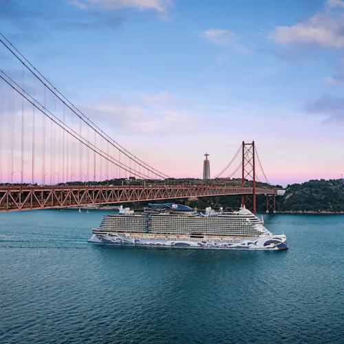 Norwegian Viva sailing into Lisbon