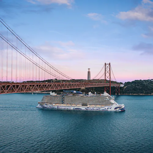 Norwegian Viva sailing into Lisbon