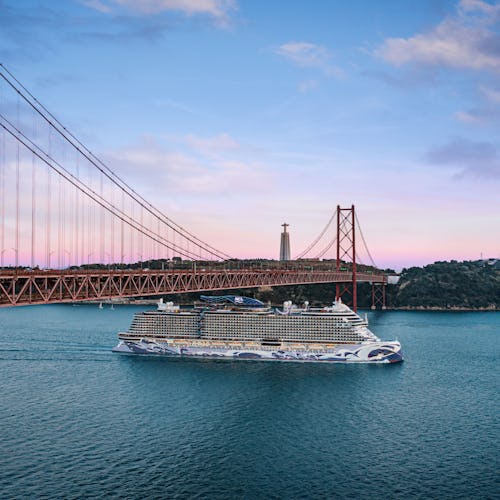 Norwegian Viva sailing into Lisbon