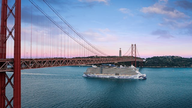 Norwegian Viva sailing into Lisbon