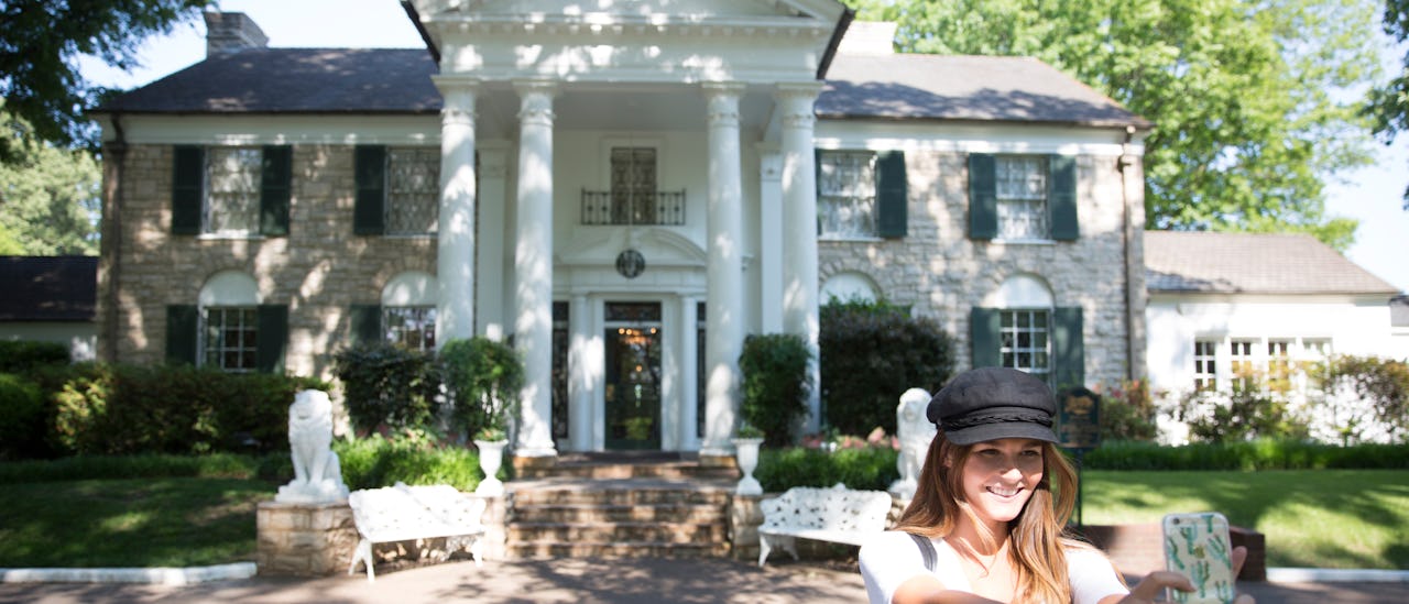 Paramount Cruises passenger taking a selfie outside of Elvis Presley's Graceland Mansion in Memphis