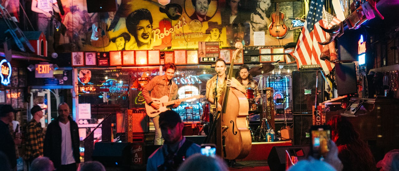 Paramount Cruises passengers enjoying live music at the Roberts Western World honky tonk in Nashville