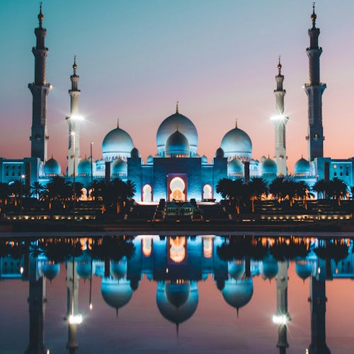 The Sheikh Zayed Grand Mosque in Abu Dhabi at night