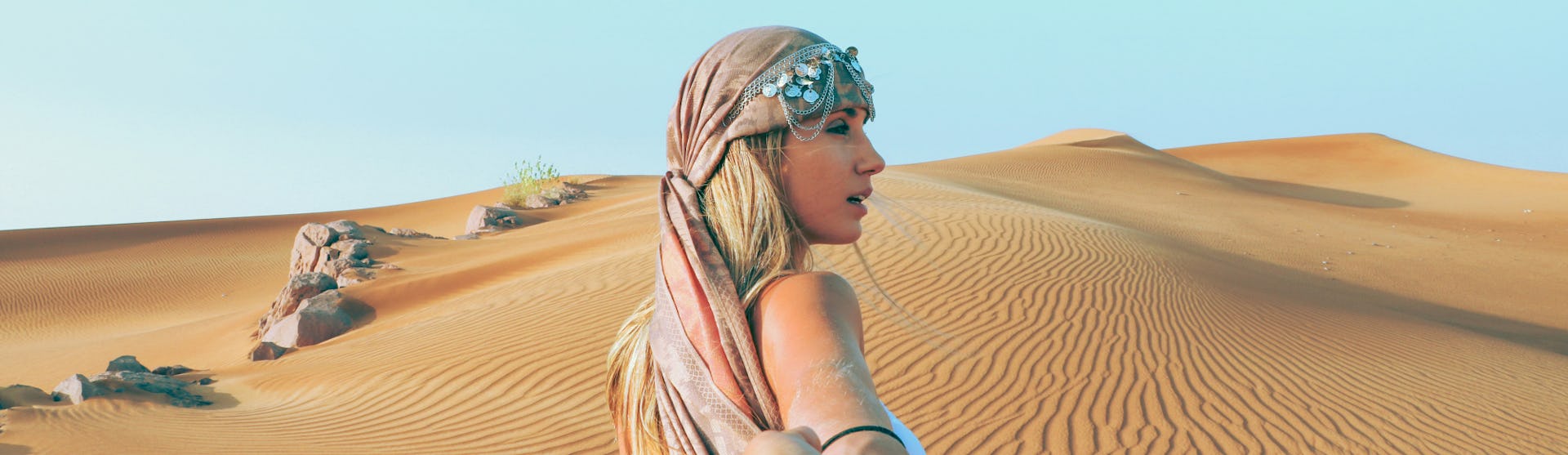 Cruise passenger enjoying the Dubai desert before embarking on the ship