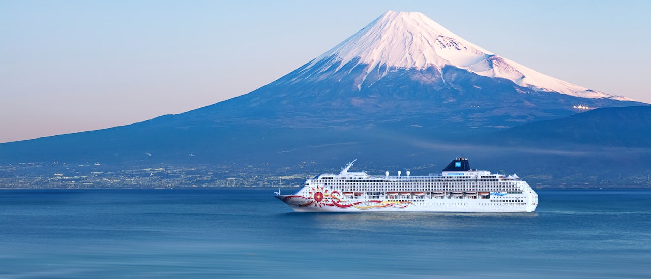 Norwegian Sun by Mount Fuji (Shimizu)