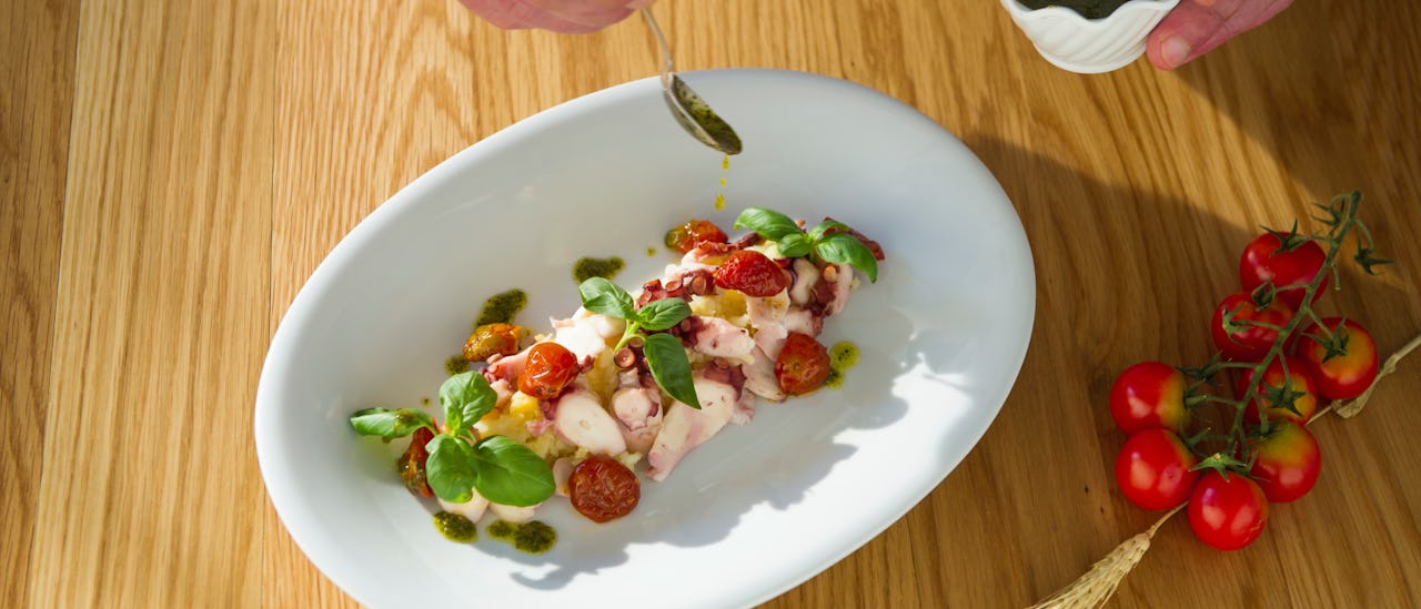 Discover complimentary dining options Seakers Food Court on Ocean Cay