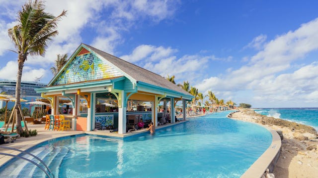 Royal Beach Club - Paradise Island pool