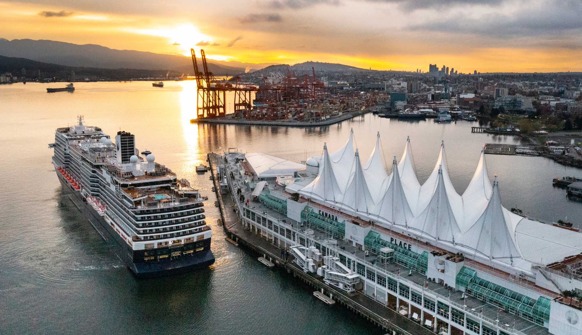 Vancouver - Koningsdam Canada Place Sunset