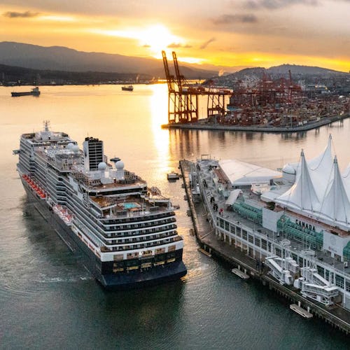 Vancouver - Koningsdam Canada Place Sunset