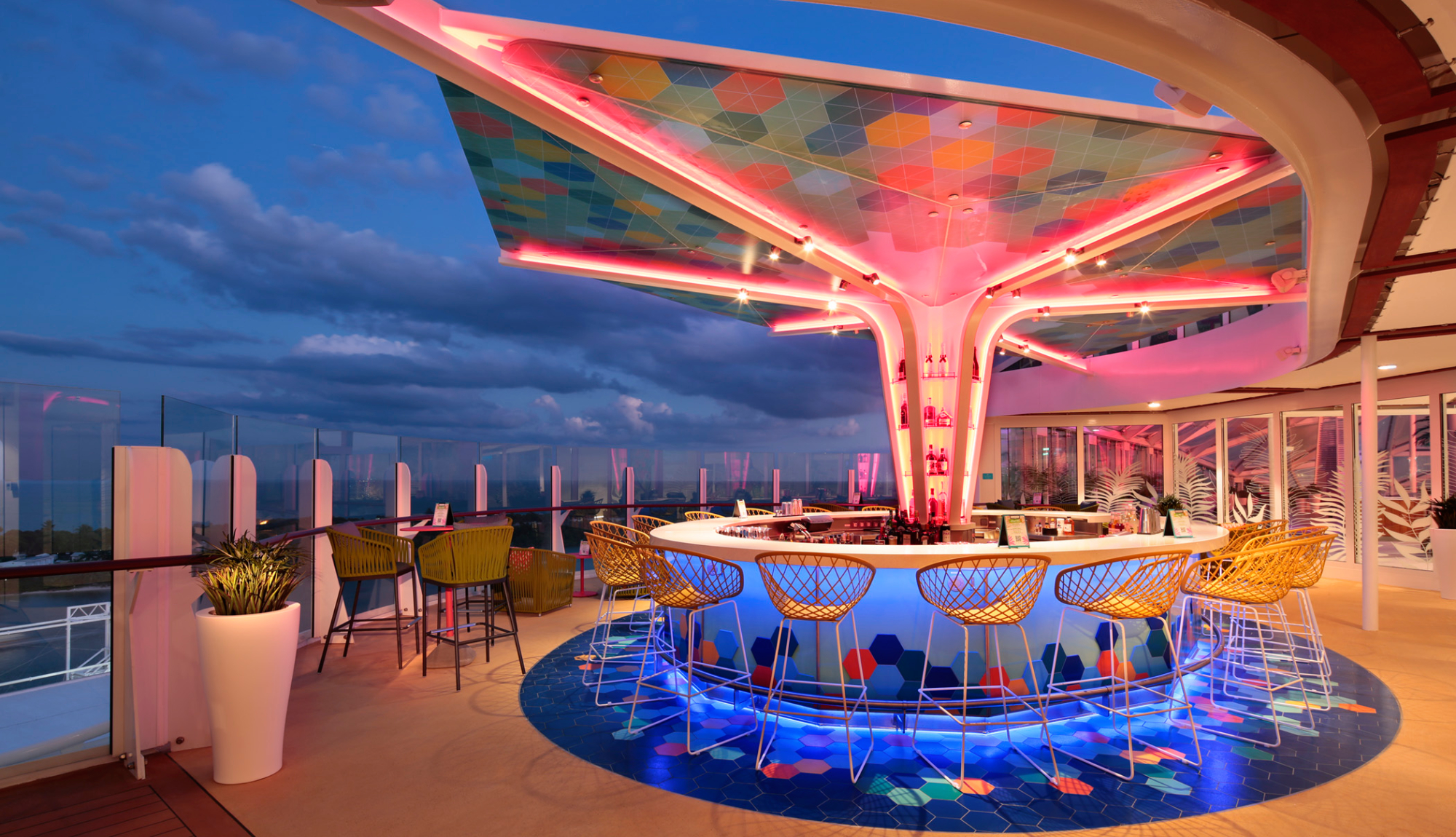Royal Caribbean - Wonder of the Seas - The Vue, a cantilevered bar overlooking the sea