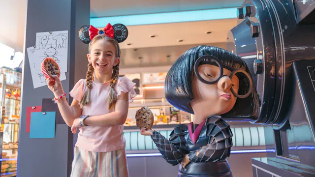 Disney Cruise Line - Guest at Edna Á La Mode Sweets, Disney Destiny