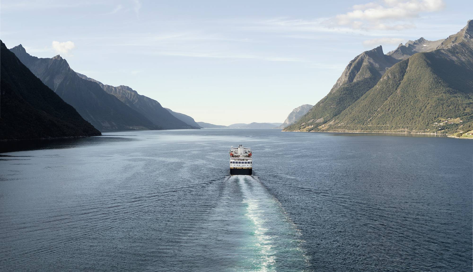 Havila Voyages - Havila Castor, Hjørundfjord