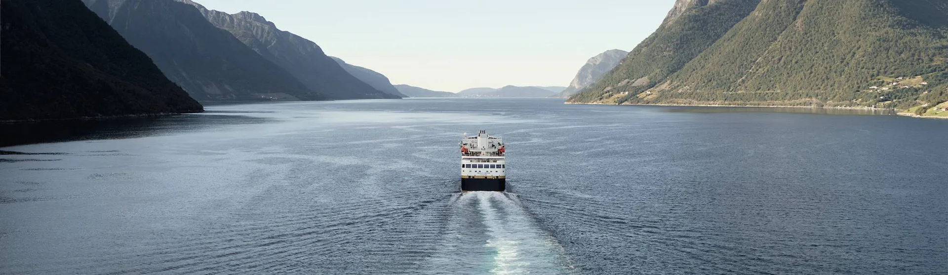 Havila Voyages - Havila Castor, Hjørundfjord