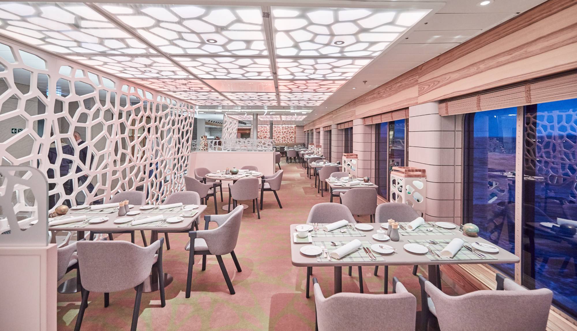 Hapag-Lloyd Cruises - HANSEATIC nature Hanseatic Restaurant
