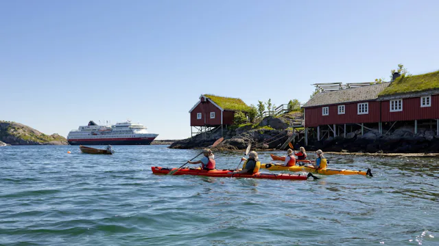 Hurtigruten - Group of people kayaking in Reine